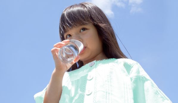 Manfaat-Air-Minum-pH-Tinggi-untuk-Kesehatan-Anak
